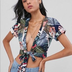 NWT. Tie front tropical top